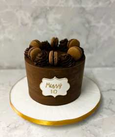 Chocolaste-birthday-cake-with-macrons-and-swirls