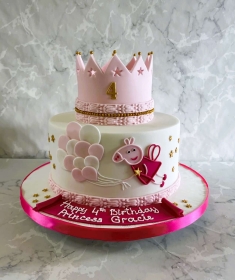 Peppa-pig-birthday-cake-with-crown-sand-balloon-