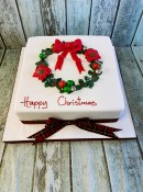holly-wreath-chtristmas-cake-