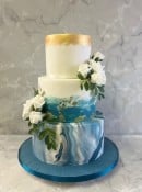 Marble-colour-wash-wedding-cake-with-hand-painted-gold-rim