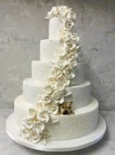 cascading-sugar-roses-with-peeking-out-dog-from-the-wedding-cake-