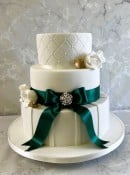 green-bow-and-lattice-wedding-cake-