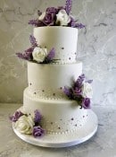 iced-swedding-cake-with-hand-piping-and-silk-flowers-