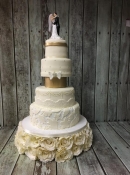 lace andd gold wedding cake