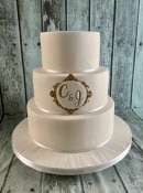 simplicity-wedding-cake-with-vintage-initals-