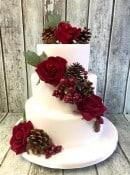 wnter-wedding-cake-with-silk-red-roses-and-acorns
