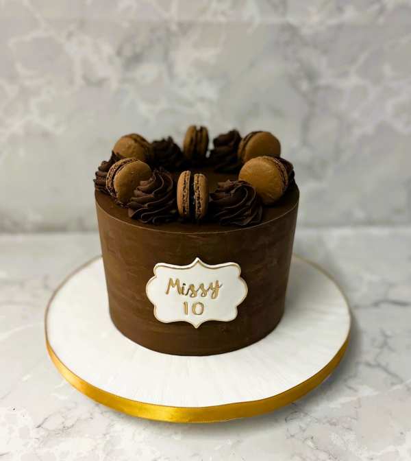 Chocolaste-birthday-cake-with-macrons-and-swirls