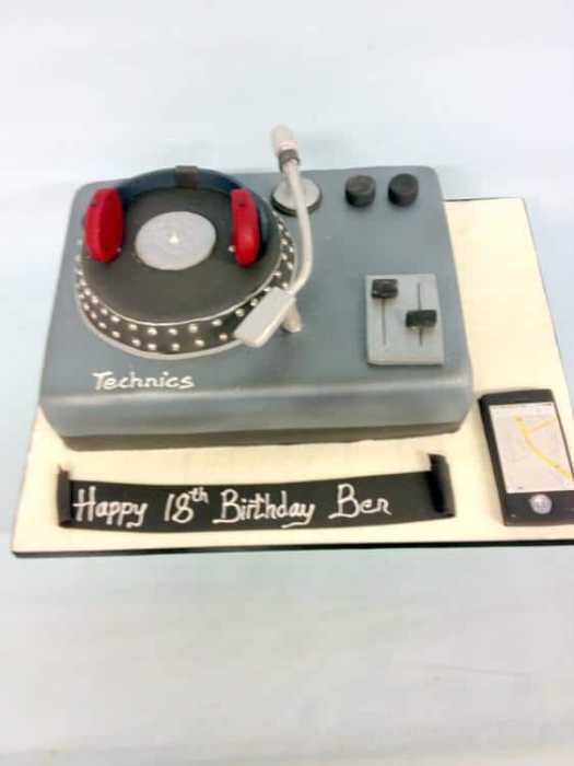Record player birthday cake