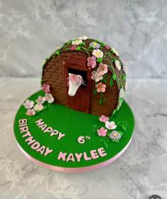 horse-in-a-stable-birthday-cake