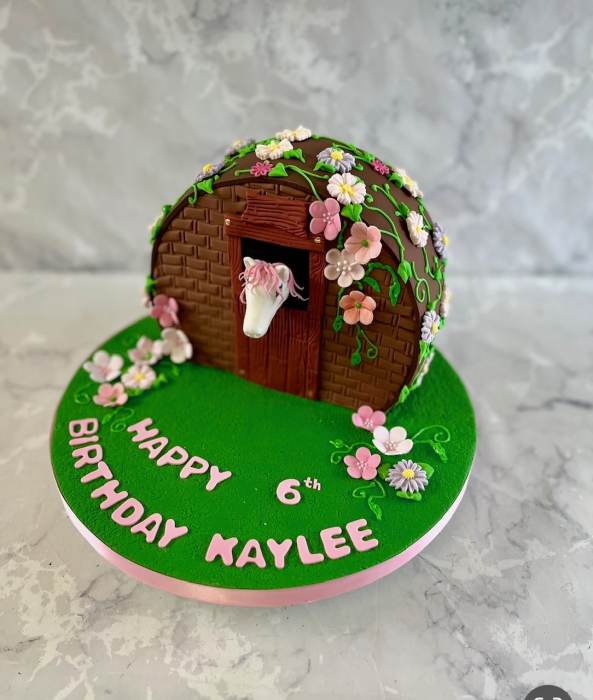 horse-in-a-stable-birthday-cake