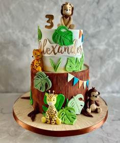 jungle-themed-birthday-cake-with-sugar-animals