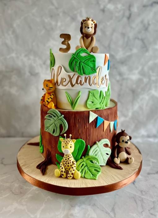 jungle-themed-birthday-cake-with-sugar-animals
