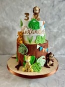 jungle-themed-birthday-cake-with-sugar-animals