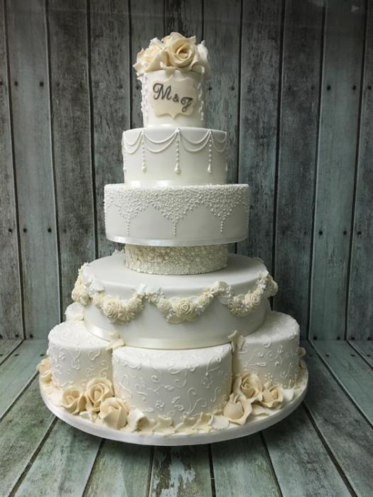     extra  large hand piped wedding cake 