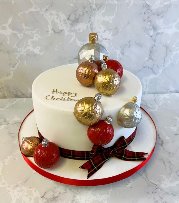 Christmas-cake-with-chocolate-baubells-