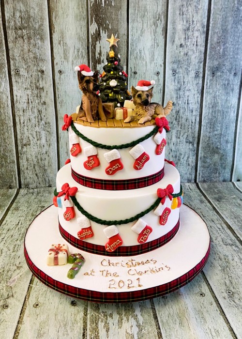 Christmas-cake-with-family-stockings-