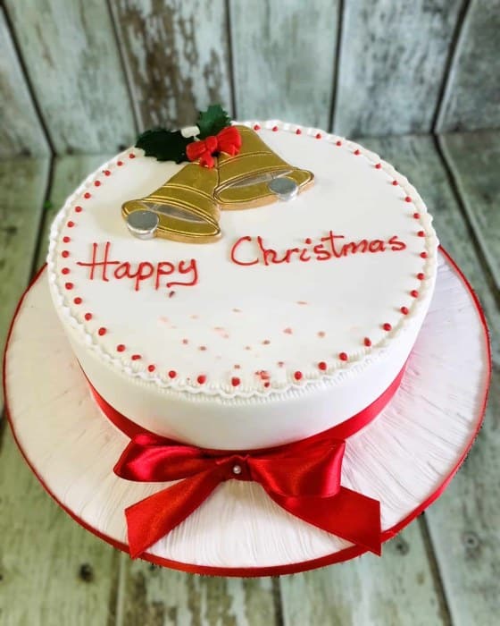 christmas-cake-with-flat-big-bells-