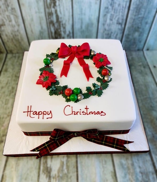 holly-wreath-chtristmas-cake-