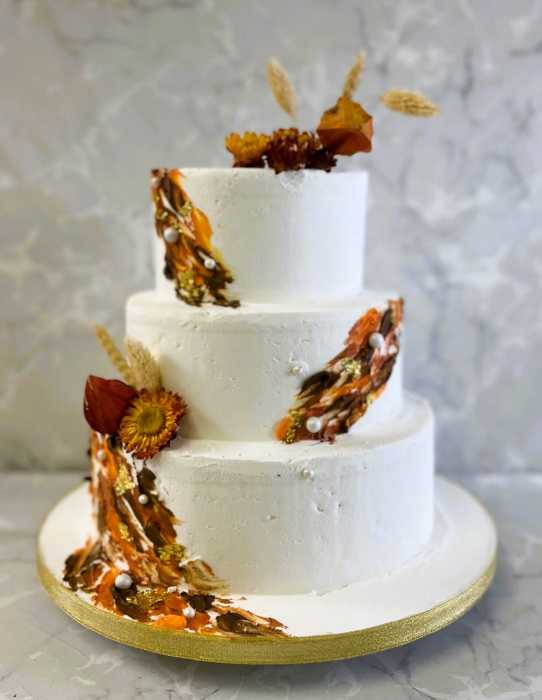 1_Autum-coloured-applique-buttercream-wedding-cake-with-dried-flowers-