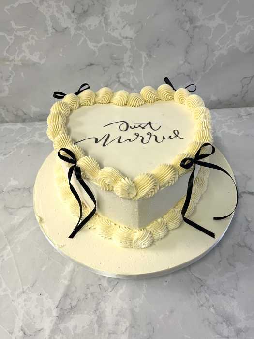 Lambeth wedding cake just Married