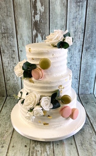 combed-buttercrem-wedding-cake-with-silk-flowers-and-macroons-