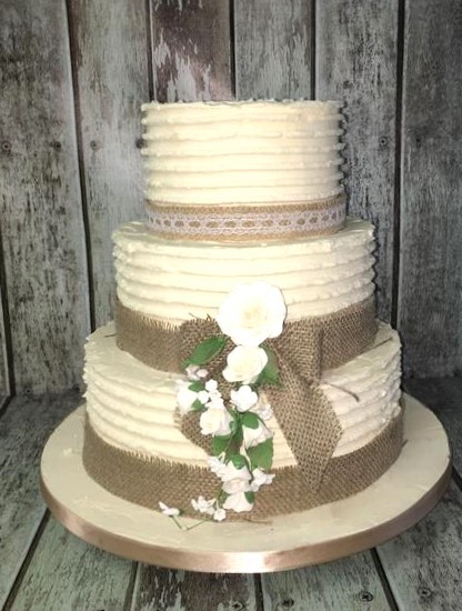 lace-and-burlap-frosting-buttercream-wedding-cake