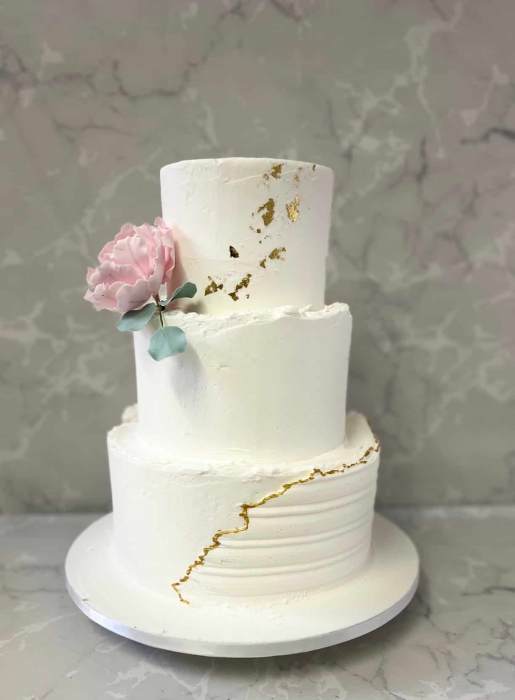 overlayed-buttercream-with-gold-and-sugar-peony-rose