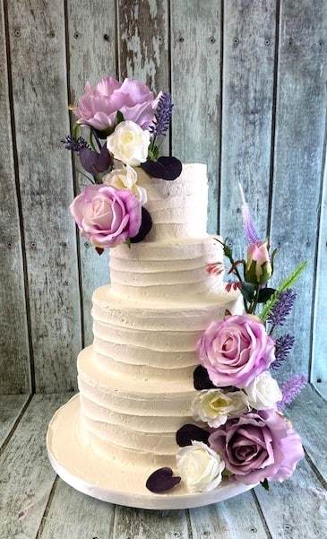 pallett-knife-buttercream-finish-with-silk-blue-moon-roses-