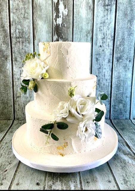 rustic-buttercream-with-silk-flowers-and-gold-leaf-