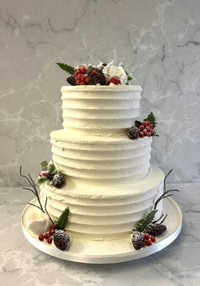 winter-combed-buttercream-with-sugar-fruits-and-acorns-