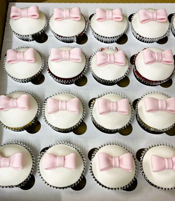 matching-cup-cakes-with-christening-cake-