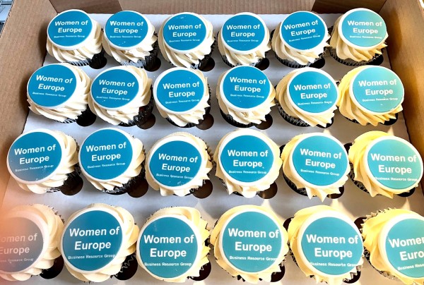 women-of-Ireland-cup-cakes