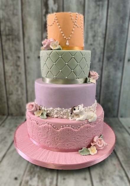 1_vintage-wedding-cake-with-dog-eating-into-ther-cake-