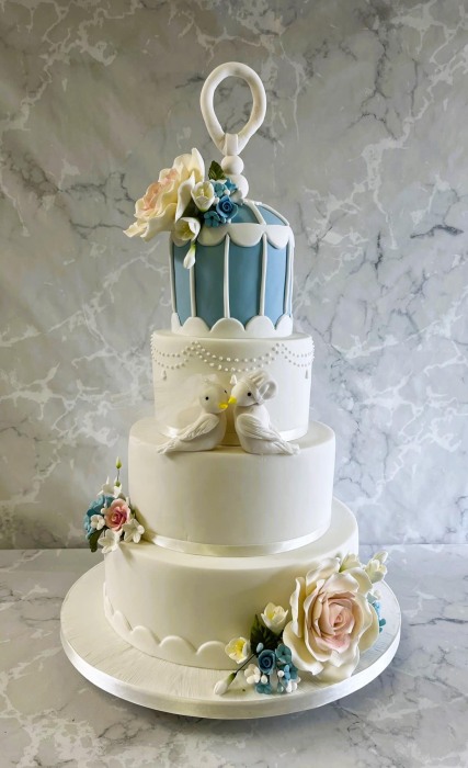Birdcage-wedding-cake-with-love-birds
