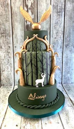 Harry-Potter-with-hand-painting-wedding-cake-
