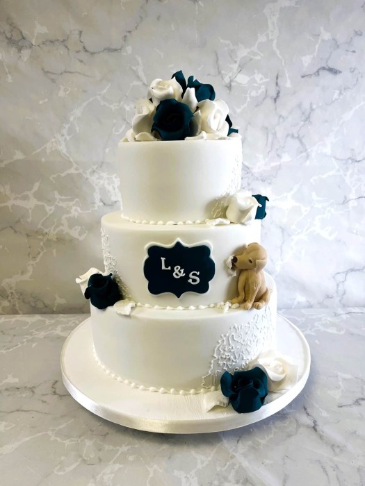 wedding cake with 2 sugar dogs
