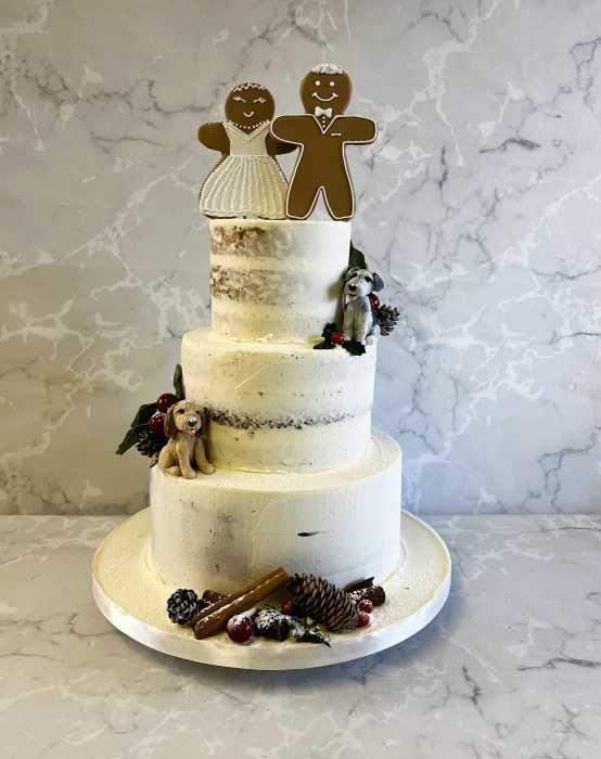 Christmas wedding cake with ginger man cake toppers