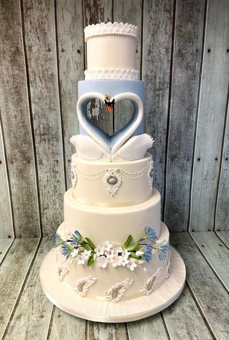 Romantic-hallow-heart-Swan-wedding-cake