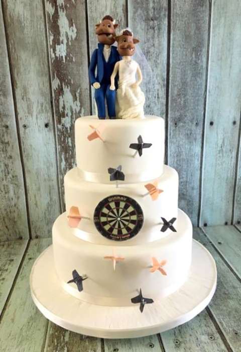 darts-wedding-cake-with-bully-cake-toppers