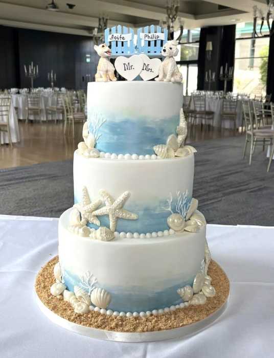 seaside-wedding-cake-in-blue-and-white-with-seashells