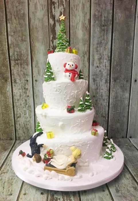 topsy-turvy-sleigh-wedding-cake