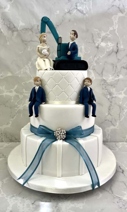 wedding-cake-with-digger-cake-topper-and-sugar-figures