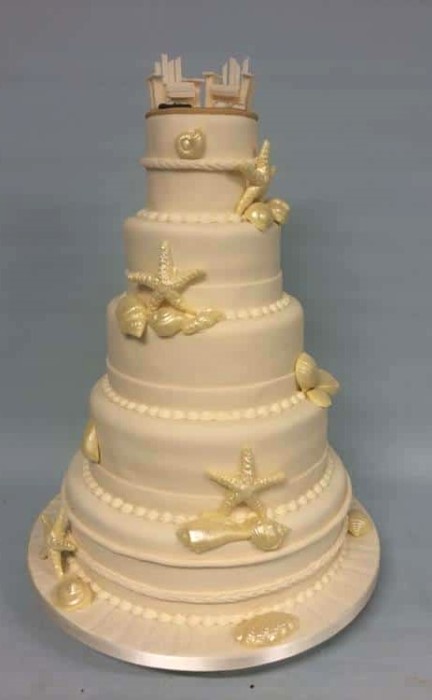 wedding-cake-with-seaside-theme-and-shells