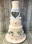 Romantic-hallow-heart-Swan-wedding-cake