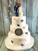 darts-wedding-cake-with-bully-cake-toppers