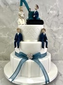 wedding-cake-with-digger-cake-topper-and-sugar-figures