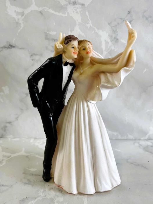 Bride and Groom ceramic wedding cake topper taking a selfie