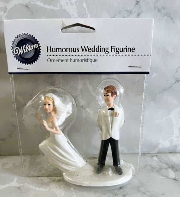 Runaway-bride-wedding-cake-topper