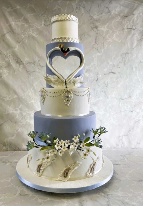 1_hollow-heart-swan-wedding-cake-in-bluebell-colour