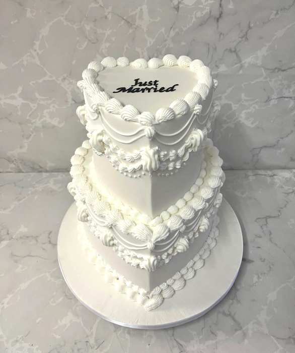 Lambeth wedding cake Heart shaped
